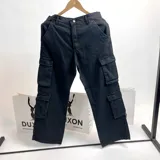Pantalón jean negro de corte recto, estilo cargo, con doble bolsillo lateral con fuelle en cada pierna y bolsillos de mano.