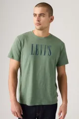 Remera verde militar de corte clásico, con cuello redondo y logo Levi's estampado en el pecho.