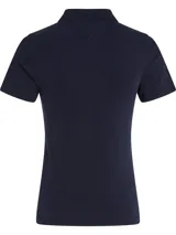 Chomba Tommy Hilfiger de corte slim, color azul marino, confeccionada en mezcla de algodón y elastano con tejido piqué. Cuenta con cuello de chomba, cartera de cinco botones, logo bordado en el pecho y detalles distintivos de la marca.