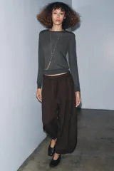 Jersey de punto liso extrafino con cuello redondo y manga larga, confeccionado en una mezcla de lana y seda.