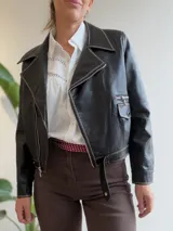 Campera tipo biker de ecocuero color chocolate con detalles de costuras en contraste color beige claro. Presenta cierre frontal metálico, bolsillos laterales con cierre y puños con cierre y botón a presión.