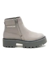Bota corta Caterpillar modelo Colorado Max Chelsea, color gris, con plataforma dentada y cierre lateral metálico. Presenta logo grabado en el lateral y diseño de punta redonda.