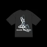 Remera negra de algodón con estampado en la espalda de un diseño abstracto en color celeste y el texto "GUZE STUDIO" en blanco.