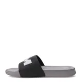 Chanclas tipo slide de la marca Umbro, con banda ancha negra y logo en relieve color blanco. Presenta una base de color gris con textura antideslizante.