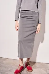 Falda midi gris de algodón con cintura elástica y corte ajustado.