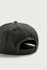 Gorra de algodón color negro con visera plana y bordado frontal en contraste con las palabras "MONTANA Riders".