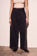 Pantalón de jean negro de corte recto, tiro medio y cinco bolsillos.
