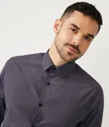 Camisa de vestir para hombre de manga larga, con estampa cuadrillé vichy en tonos oscuros, cuello clásico y cierre frontal de botones.
