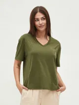 Remera de manga corta color verde oliva con cuello en V y apliques de tachas metálicas dispuestas en forma de V sobre los hombros.