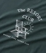 Remera de manga corta y cuello redondo, color verde oscuro, con estampa frontal en blanco que incluye el texto "The Resort Club", una silla de playa y un sol, con la frase "Where time takes sun".