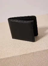 Billetera Rusty modelo Konroi de cuero sintético color negro, con diseño plegable y sutil relieve de la marca en la parte inferior.
