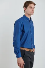 Camisa azul con microestampado blanco, de corte clásico, manga larga y cuello abotonado.