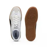 Championes Puma modelo Army Trainer, de diseño retro en color blanco con detalles en verde oscuro y suela de goma color caramelo. Presenta refuerzos de gamuza en la puntera y el logo de la marca en dorado en el lateral.