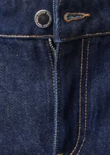 Pantalón de jean estilo wide leg en color azul oscuro, con tiro medio, detalle de pinzas en la cintura, cierre frontal con cremallera y botón, y bolsillos laterales.