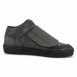 Zapatillas Airwalk modelo Stone Grey Skt de color gris oscuro, con diseño de caña media, solapa superior con cierre de velcro sobre los cordones y suela de goma negra con el logo de la marca en el lateral.