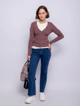 Cardigan de punto acanalado en color marrón, con escote en V, cierre frontal con botones a tono y mangas largas ajustadas.