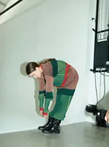 Falda midi de punto acanalado con diseño a rayas horizontales en tonos verde, marrón, rojo y negro.