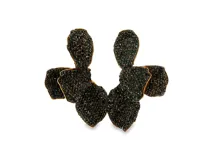 Aros colgantes dorados con diseño escultórico de pétalos ondulados cubiertos de cristales negros.