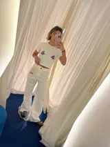 Pantalón de jean rosa de corte recto.