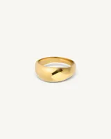 Anillo bombé de plata 950 con baño de oro 24K, con diseño de silueta sutilmente irregular.