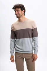 Buzo de punto con diseño de franjas horizontales en tonos beige, marrón y gris, de cuello redondo y manga larga con puños y ruedo acanalados.