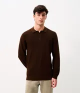 Suéter texturizado de punto color marrón, con cuello polo y cierre frontal parcial de tres botones, manga larga y puños acanalados.