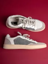 Championes urbanos Champion modelo Compe, color gris con detalles en blanco y suela color caramelo.