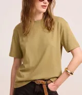 Remera básica de manga corta y cuello redondo, confeccionada en algodón suedine de alta calidad, de diseño liso y corte clásico.