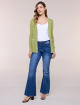 Cardigan de punto acanalado color verde, con bolsillos simulados y ribetes en contraste blanco en la apertura frontal, puños y bolsillos, de manga larga y diseño abierto.
