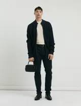 Pantalon de pana de corte clasico, color verde oliva, con bolsillos delanteros inclinados y bolsillos traseros de ribete.