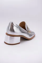 Mocasines clásicos de cuero color negro, con detalle de antifaz y tacón bloque.