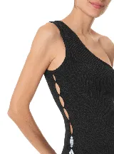 Blusa negra de un solo hombro, de tejido acanalado y corte ajustado.