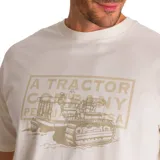 Remera de manga corta color crema con estampado de tractor en el pecho.