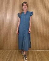 Vestido midi verde militar de rayas verticales blancas, con cuello alto con volados, mangas cortas con volados y cierre frontal completo de botones.