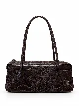 Cartera de cuero tipo baguette, con formato alargado, acabado de efecto vintage, dos asas largas para llevar al hombro y cierre superior.