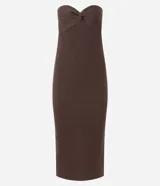 Vestido midi de punto acanalado en color verde, con diseño palabra de honor y detalle de nudo en el busto. Presenta un corte ajustado al cuerpo.