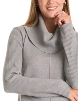 Buzo de punto color bordó con cuello volcado amplio y mangas largas. Presenta una costura central vertical en el frente y diseño con tajos laterales en el ruedo, siendo ligeramente más largo en la parte posterior.