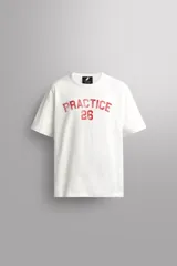 Camiseta de algodón gris melange con cuello redondo, mangas cortas y efecto lavado. Presenta un estampado de texto frontal en color oscuro con efecto desgastado.