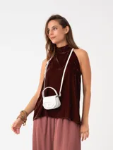 Top halter de terciopelo color marrón, con cuello alto que se anuda en la espalda.