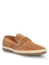 Mocasín Hush Puppies modelo Montella, confeccionado en descarne color tostado. Presenta un diseño clásico con detalle de antifaz y suela con borde de yute trenzado, combinando elegancia y estilo natural.