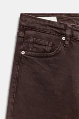 Jeans de tiro alto con diseño cropped flare, confeccionados en denim azul con acabado desgastado. Presentan cinco bolsillos, cierre frontal con cremallera y botón metálico, y bajo con terminación sin costuras.