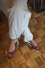 Sandalias de taco bajo cuadrado de 4 cm, color dorado, con múltiples tiras finas cruzadas en el empeine y tira ajustable en el talón.