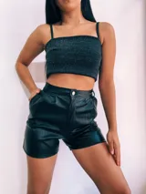 Short negro de cuero sintético con textura croco, tiro alto y corte ajustado.