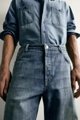 Pantalón jeans de corte relaxed fit, color azul con efecto ligeramente lavado, perneras rectas con raya de planchado frontal y diseño de cinco bolsillos.