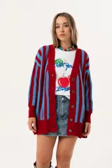 Cárdigan tejido a rayas rojas y celestes, de corte oversize y escote en V.