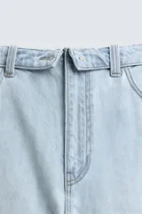 Jeans flare fit confeccionados en denim de algodón de tejido rígido, color celeste claro. Presentan diseño de cintura efecto revés, cinco bolsillos, tiro medio y cierre frontal con cremallera y botón.