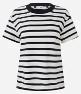 Remera de corte boxy confeccionada en algodón, con diseño de rayas horizontales en blanco y negro, cuello redondo en color negro contrastante y mangas cortas.