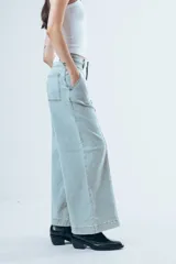 Pantalón de jean estilo wide leg, color celeste claro, con costuras verticales decorativas en el frente y corte amplio desde la cadera hasta el ruedo.