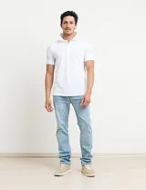 Pantalón de jean celeste, corte recto, con bolsillos delanteros y traseros.