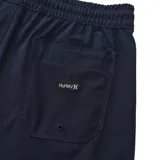 Bermuda de baño color azul marino, con cintura elástica ajustable mediante cordón y pequeño logo de marca en la parte inferior de la pierna izquierda.